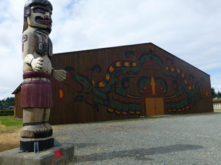 Totem and mural at Big House. Photo by Campbell River Cultural Mapping